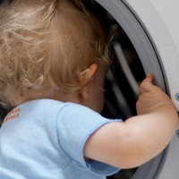 با کنجکاوی کودکان در مورد ماشین لباس شویی چه کنیم؟